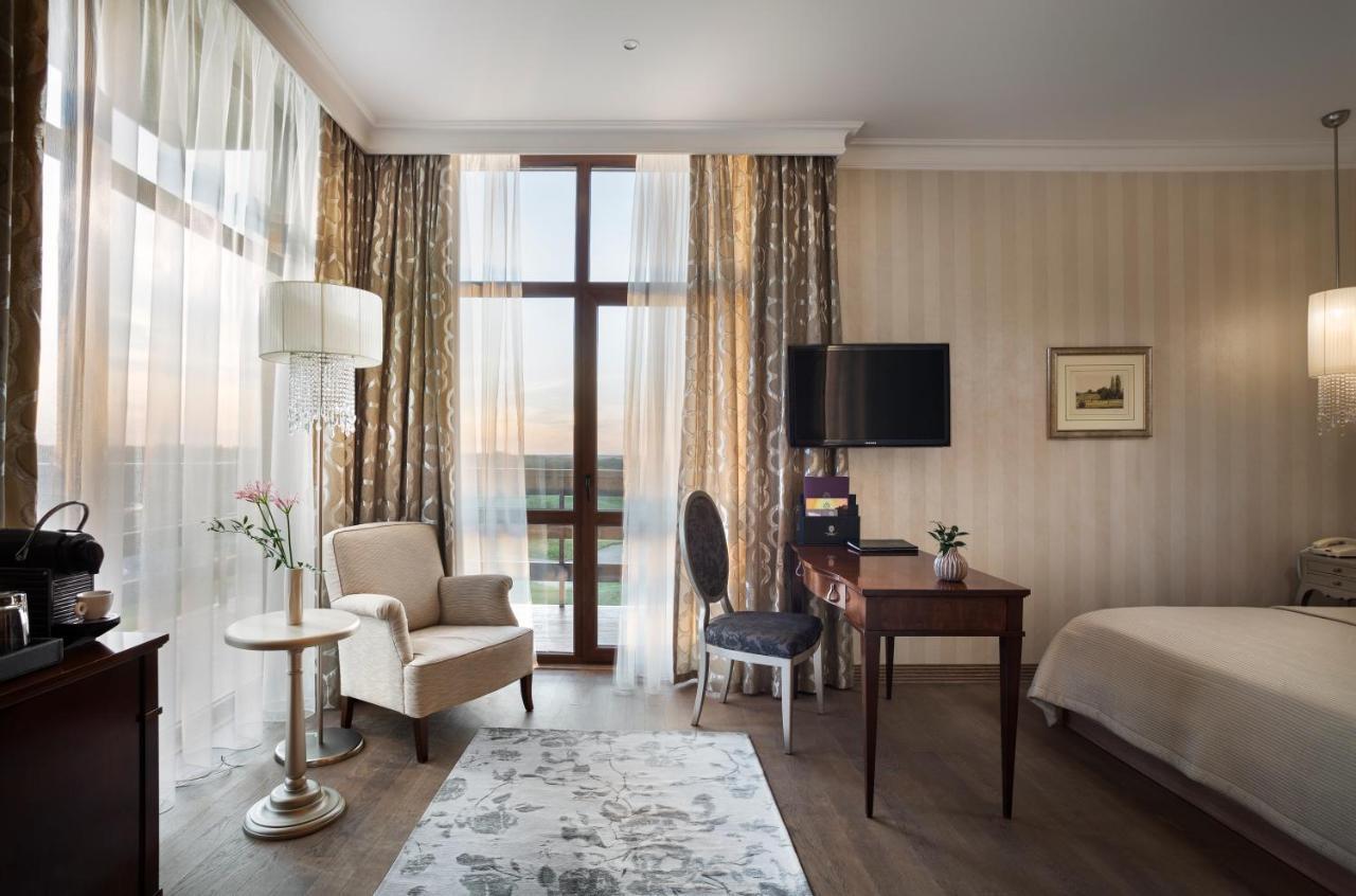 Superior Golf And Spa Resort Kharkiv Exterior photo